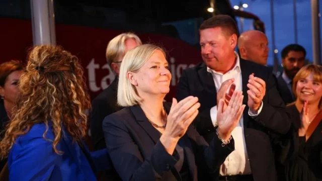 Magdalena Andersson bertepuk tangan bersama pendukung Partai Sosial Demokrat Swedia