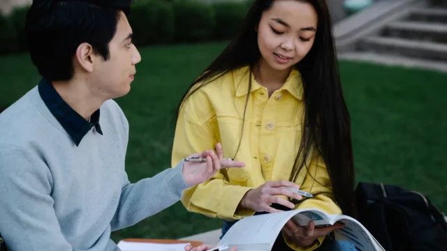 Dua mahasiswa belajar bersama di lingkungan kampus