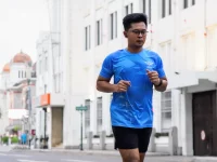 Ilustrasi aktivitas fisik berupa jogging di kawasan perkotaan, salah satu cara mengelola kecemasan finansial menurut riset.