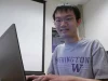 Seorang mahasiswa belajar dengan membuka laptop.
