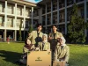 Mahasiswa UGM menunjukkan kemasan Mushfoam berbahan miselium jamur tiram putih dan limbah pertanian