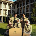 Mahasiswa UGM menunjukkan kemasan Mushfoam berbahan miselium jamur tiram putih dan limbah pertanian