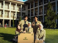 Mahasiswa UGM menunjukkan kemasan Mushfoam berbahan miselium jamur tiram putih dan limbah pertanian