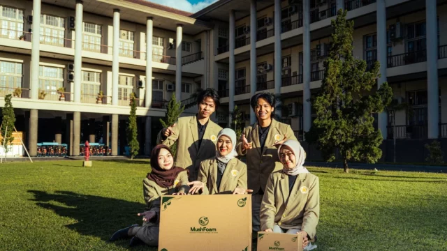 Mahasiswa UGM menunjukkan kemasan Mushfoam berbahan miselium jamur tiram putih dan limbah pertanian