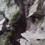 Peti erong tergantung di dinding tebing kapur kompleks makam Toraja di Toraja Utara