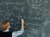 Ilustrasi seorang perempuan menuliskan deretan rumus matematika dengan kapur pada papan tulis hijau yang penuh coretan.