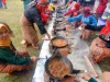 Tradisi marandang, ibu-ibu memasak rendang daging dalam kuali di Sumatera Barat