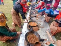 Tradisi marandang, ibu-ibu memasak rendang daging dalam kuali di Sumatera Barat