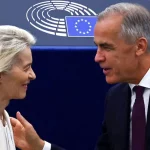 Ursula von der Leyen dan Mark Carney berbincang di Parlemen Eropa