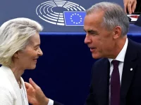 Ursula von der Leyen dan Mark Carney berbincang di Parlemen Eropa
