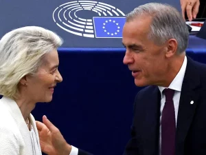 Ursula von der Leyen dan Mark Carney berbincang di Parlemen Eropa