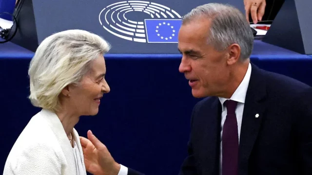 Ursula von der Leyen dan Mark Carney berbincang di Parlemen Eropa