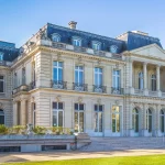Gedung Château de la Muette bergaya neoklasik di Paris dilihat dari taman