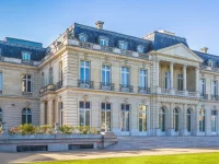 Gedung Château de la Muette bergaya neoklasik di Paris dilihat dari taman