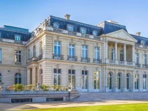 Gedung Château de la Muette bergaya neoklasik di Paris dilihat dari taman