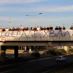 Sejumlah orang membentangkan spanduk penghormatan untuk Ratko Mladic di sebuah jembatan layang di Beograd