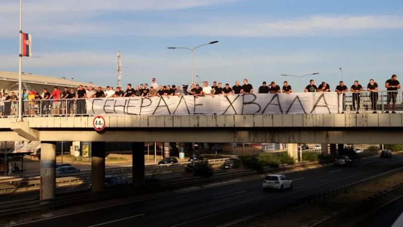 Sejumlah orang membentangkan spanduk penghormatan untuk Ratko Mladic di sebuah jembatan layang di Beograd