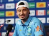 Gabriel Martinelli mengenakan kaus tim nasional Brasil dalam konferensi pers