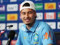 Gabriel Martinelli mengenakan kaus tim nasional Brasil dalam konferensi pers