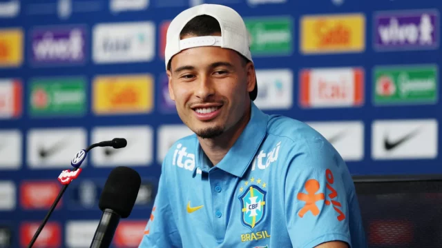 Gabriel Martinelli mengenakan kaus tim nasional Brasil dalam konferensi pers