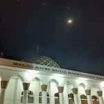Masjid Agung Baitul Makmur Curup di Rejang Lebong pada malam hari