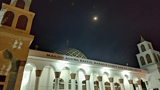 Masjid Agung Baitul Makmur Curup di Rejang Lebong pada malam hari