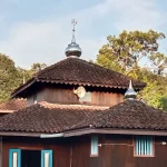 Masjid kayu beratap genting dengan kubah logam di Desa Sijuk, Belitung