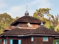 Masjid kayu beratap genting dengan kubah logam di Desa Sijuk, Belitung