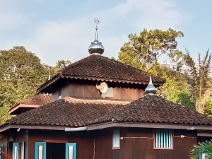 Masjid kayu beratap genting dengan kubah logam di Desa Sijuk, Belitung