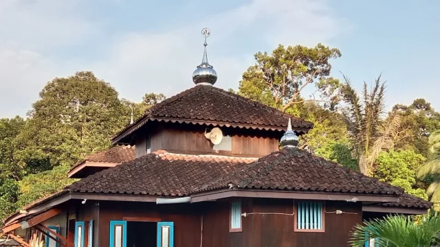 Masjid kayu beratap genting dengan kubah logam di Desa Sijuk, Belitung