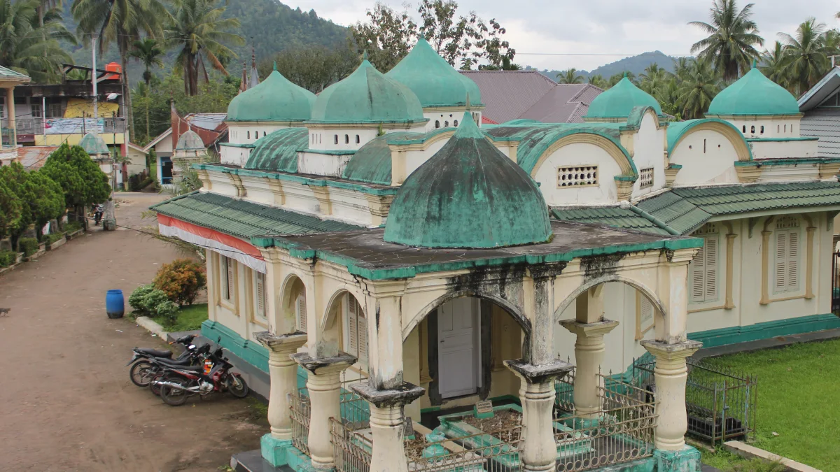 Masjid Ar-Rahman berkubah hijau di Nagari Batuhampar dengan halaman dan pepohonan kelapa