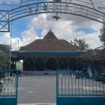 Gerbang dan bangunan masjid kampung Sambisari di Sleman, Yogyakarta