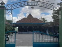 Gerbang dan bangunan masjid kampung Sambisari di Sleman, Yogyakarta