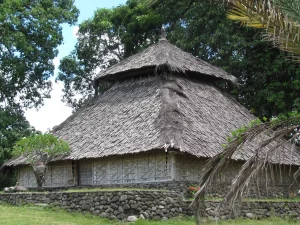 Masjid Kuno Bayan Beleq beratap ilalang bertumpuk dan berdinding anyaman bambu, Lombok Utara