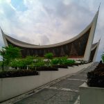 Masjid besar beratap gonjong khas Minangkabau di Kota Padang.