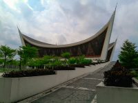 Masjid besar beratap gonjong khas Minangkabau di Kota Padang.