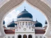 Kubah dan menara Masjid Raya Baiturrahman di Banda Aceh