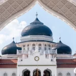 Kubah dan menara Masjid Raya Baiturrahman di Banda Aceh