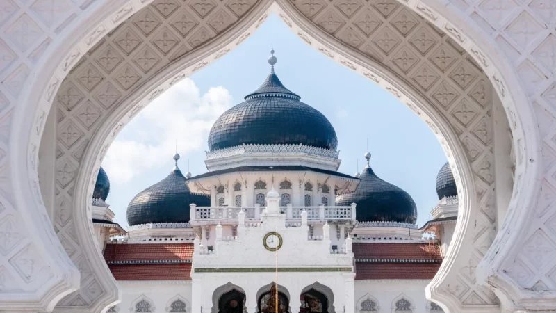 Kubah dan menara Masjid Raya Baiturrahman di Banda Aceh