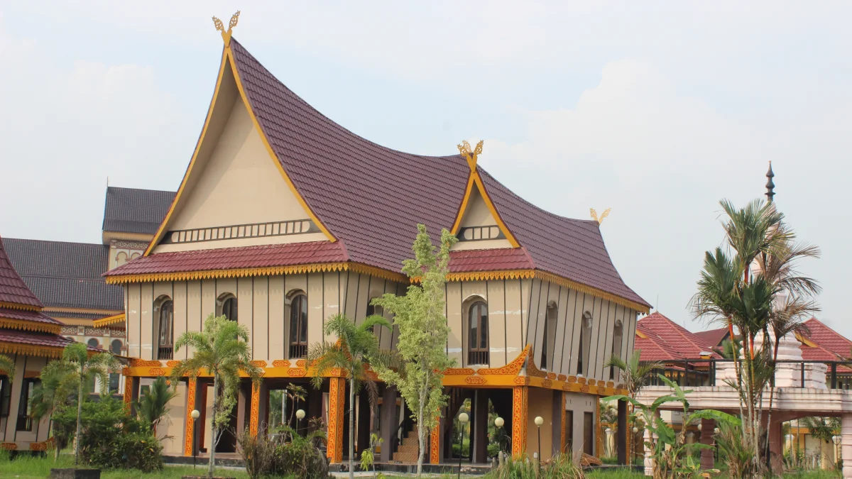 Rumah Melayu bergaya Bangkinang beratap merah di Kompleks MTQ, Pekanbaru, Riau