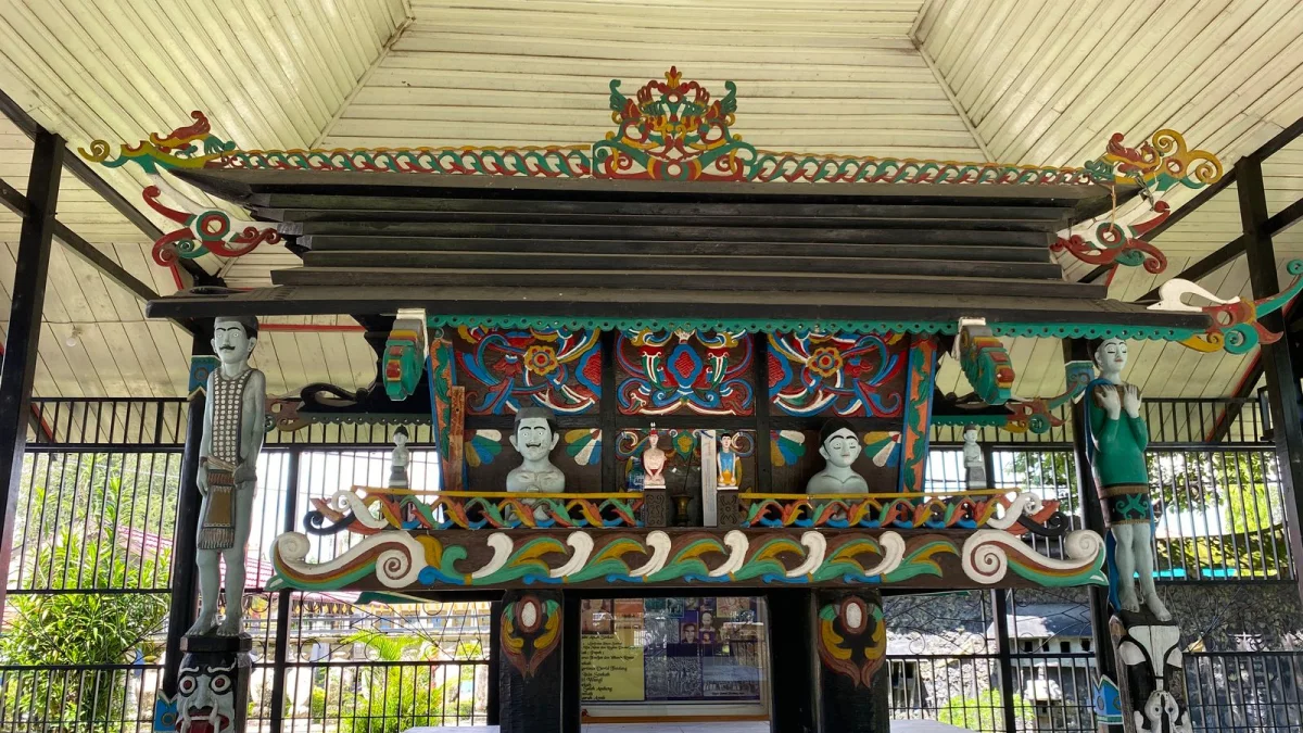 Sandung Ngabe Sukah berhias ukiran warna-warni di bawah atap pelindung, Palangka Raya