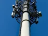 Ilustrasi menara telekomunikasi dengan antena di bawah langit biru