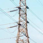 Menara transmisi listrik tegangan tinggi dengan kabel di Palembang, Sumatera Selatan