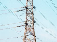 Menara transmisi listrik tegangan tinggi dengan kabel di Palembang, Sumatera Selatan
