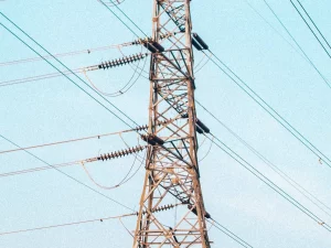 Menara transmisi listrik tegangan tinggi dengan kabel di Palembang, Sumatera Selatan