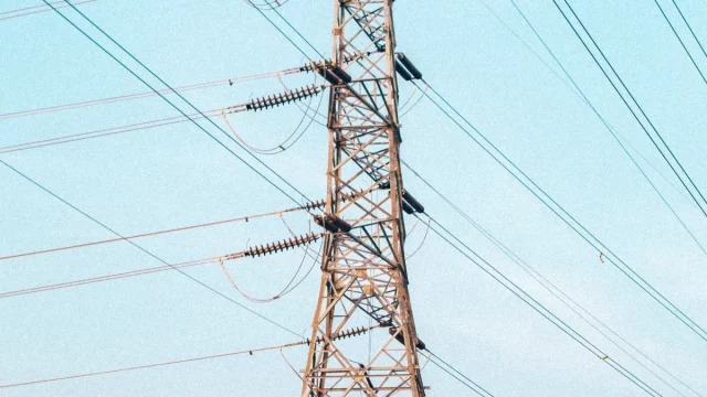 Menara transmisi listrik tegangan tinggi dengan kabel di Palembang, Sumatera Selatan