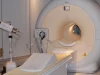 Mesin pemindai MRI dengan meja pasien di ruang pemeriksaan rumah sakit