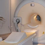 Mesin pemindai MRI dengan meja pasien di ruang pemeriksaan rumah sakit