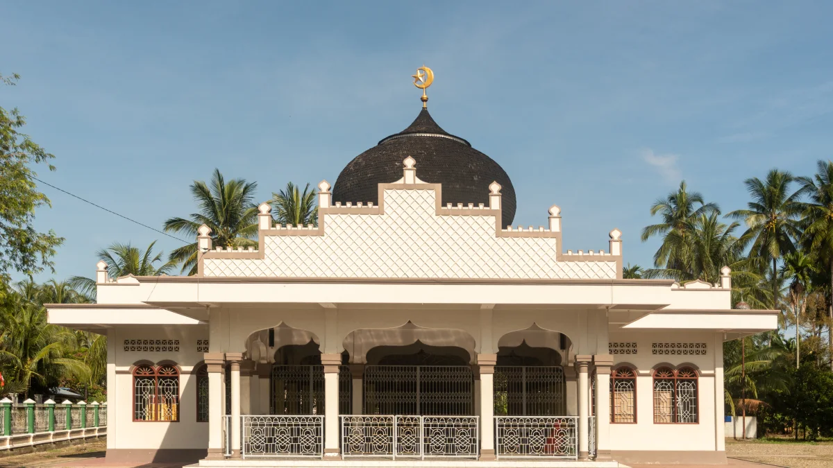 Meunasah Jok Surau berkubah hitam dan berdinding putih di Juli, Kabupaten Bireuen, Aceh