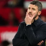 Michael Carrick di pinggir lapangan saat memimpin Manchester United